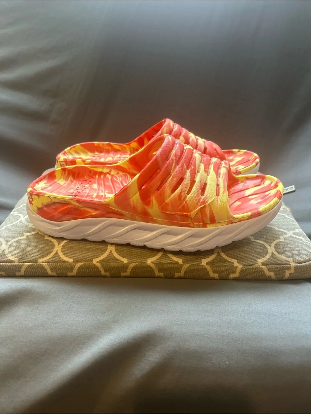 HOKA ONE ONE ORA Recovery Slide (LIKE NEW) (Sz 8 M / 10 W)